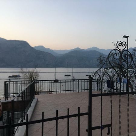 Casa Ines Fronte Lago Aparthotel Brenzone sul Garda Kültér fotó