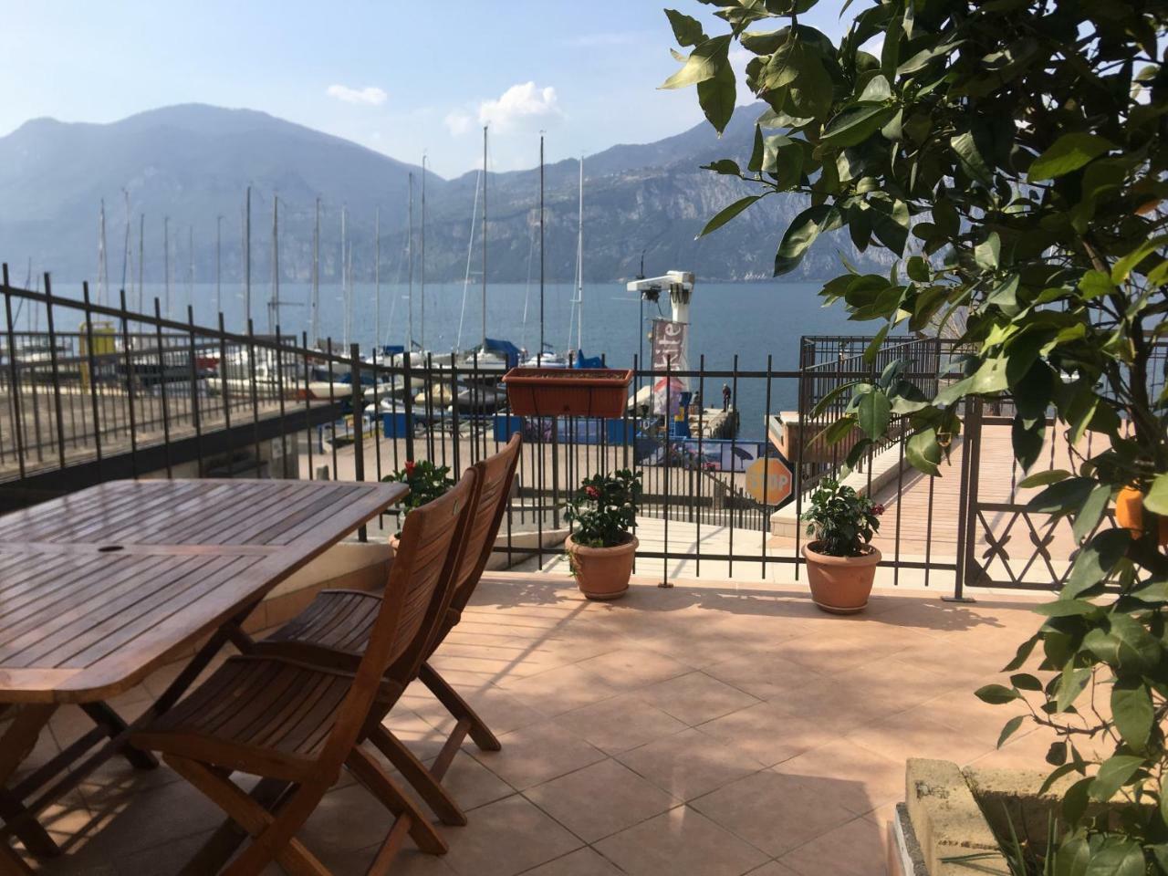 Casa Ines Fronte Lago Aparthotel Brenzone sul Garda Kültér fotó